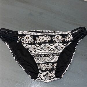 Rue Bleu Hipster Black and White Floral Daisy Patterned Bikini Bottom sz XS EUC